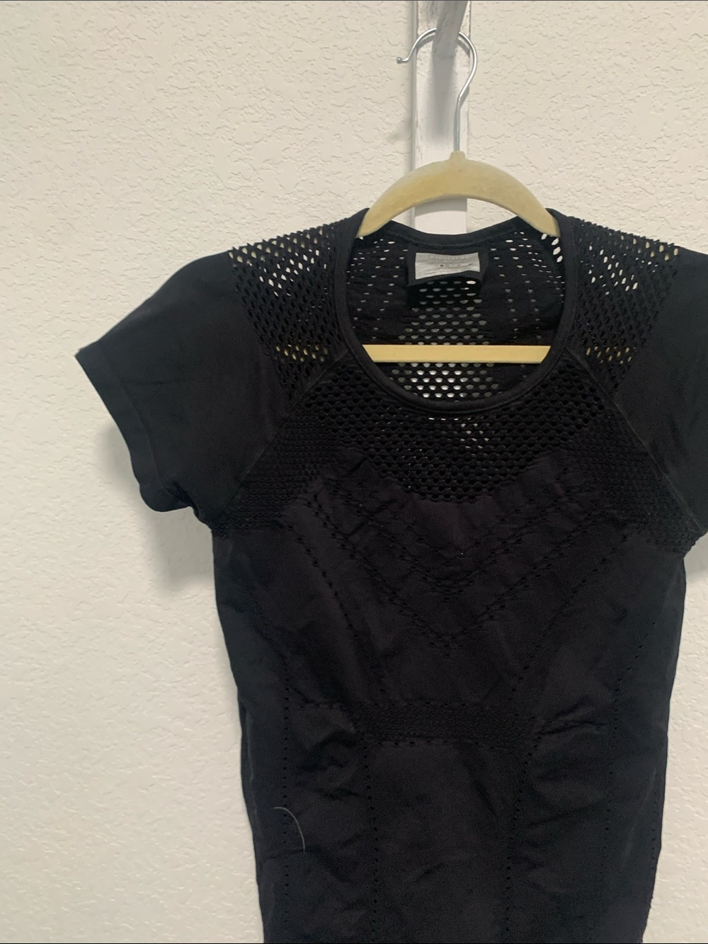 Athleta Oxygen Black Short Sleeve Perforated Seamless Short Sleeve Tee Shirt - Picture 3 of 8